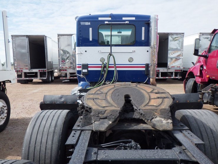 2016-peterbilt-567-image-9