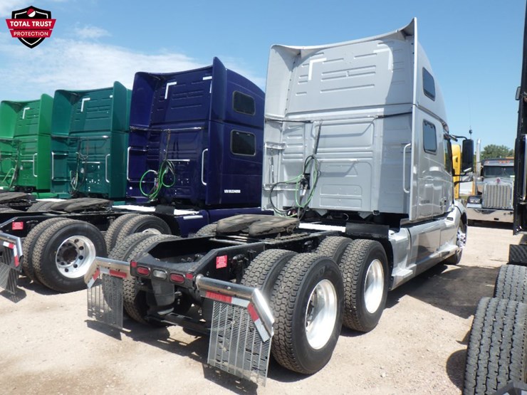 2022-volvo-vnl860-image-8