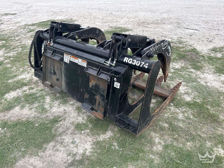 2022-kubota-74in-dual-cylinder-hydraulic-grapple-skid-steer-attachment-image-3