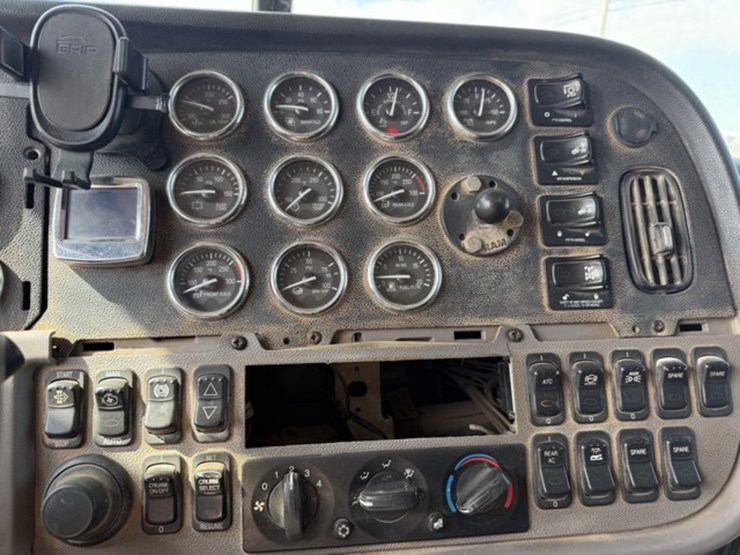 2016-peterbilt-389-image-13