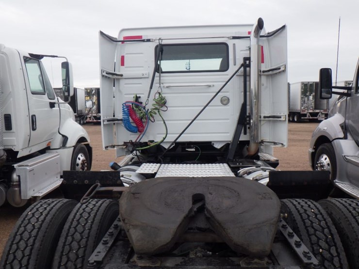 2016-volvo-vnl300-image-10