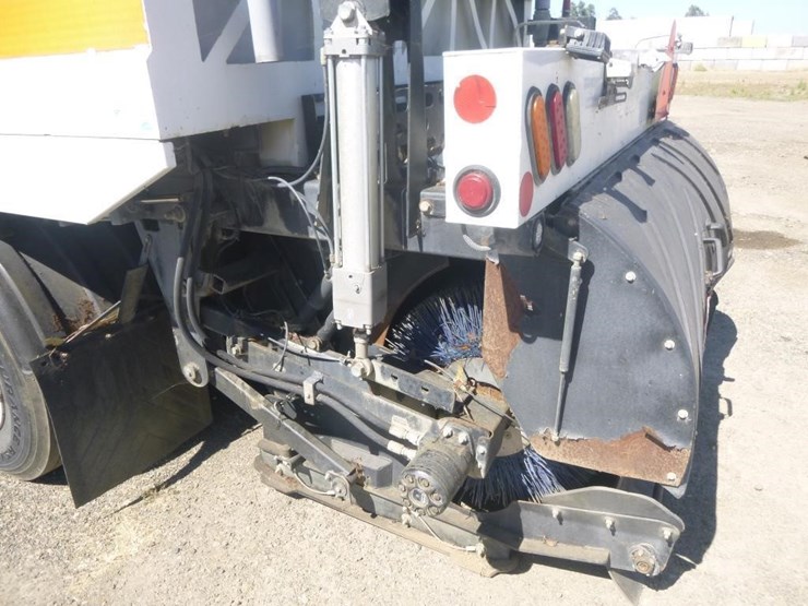 2016-freightliner-m2-106-image-33
