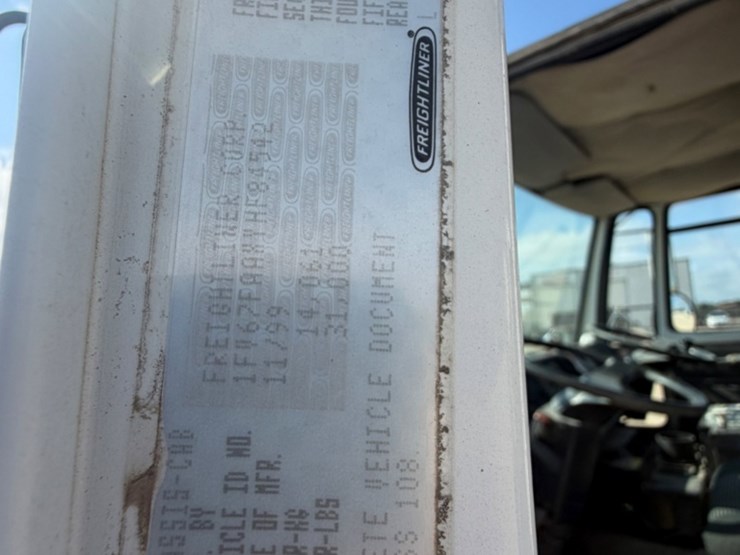 2000-freightliner-fc70-image-17