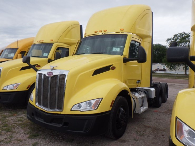 2023-peterbilt-579-image-1