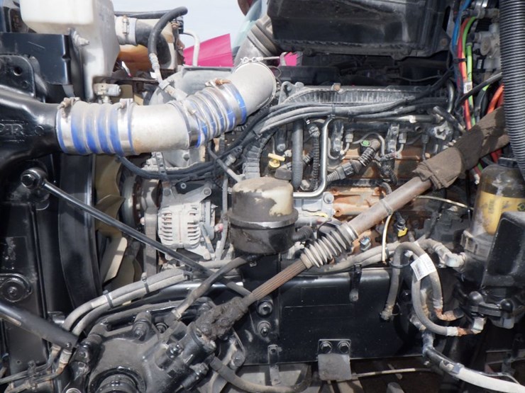 2016-peterbilt-567-image-17
