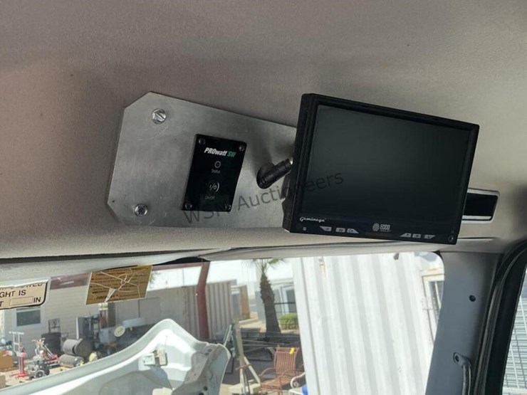 2013-freightliner-m2-106-image-36