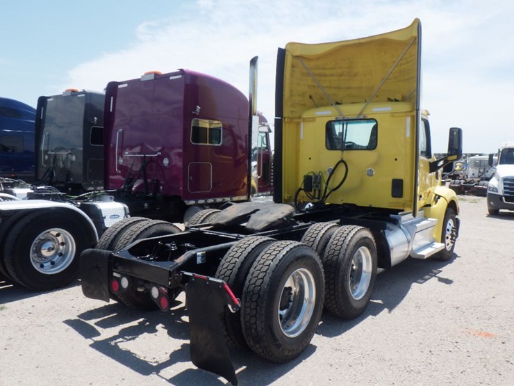 2021-peterbilt-579-image-7