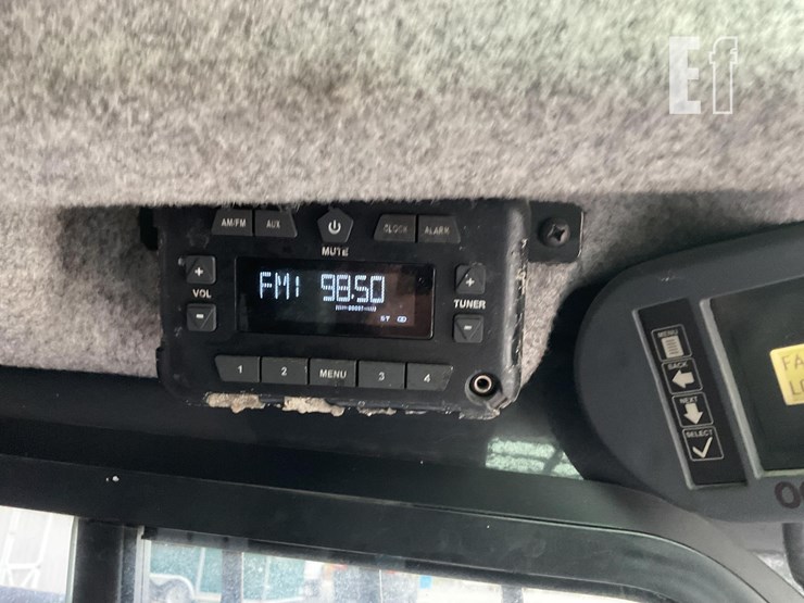 2017-deere-317g-image-15
