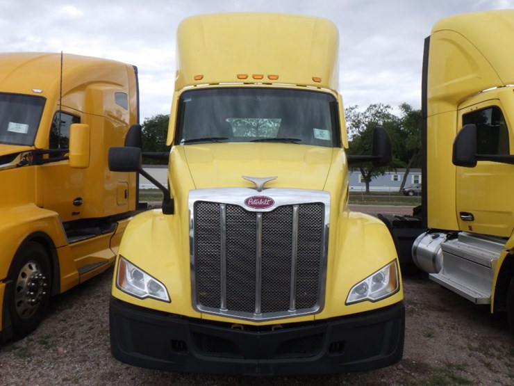 2023-peterbilt-579-image-2