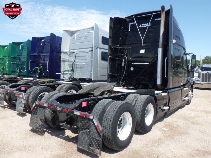 2022-volvo-vnl860-image-8