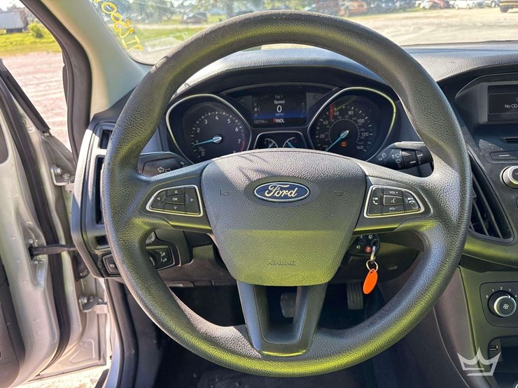 2015-ford-focus-sedan-image-15