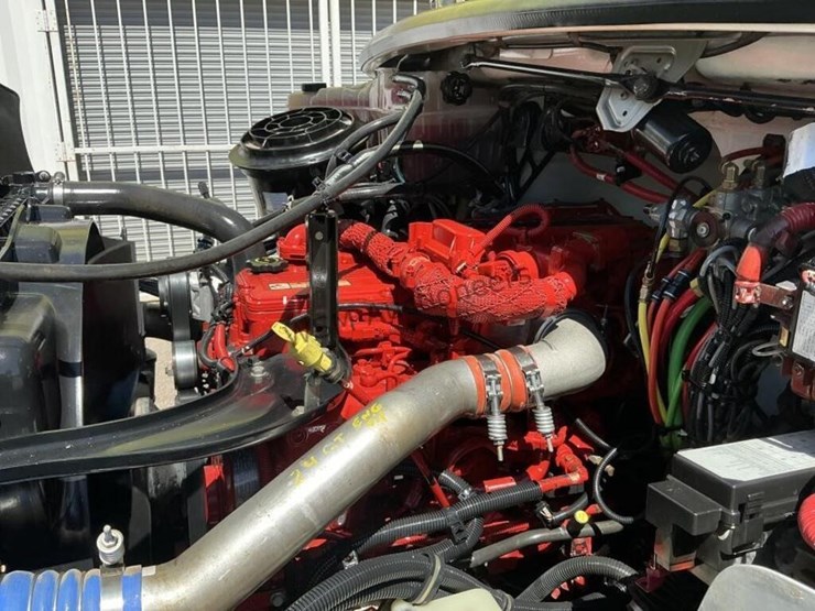 2013-freightliner-m2-106-image-23