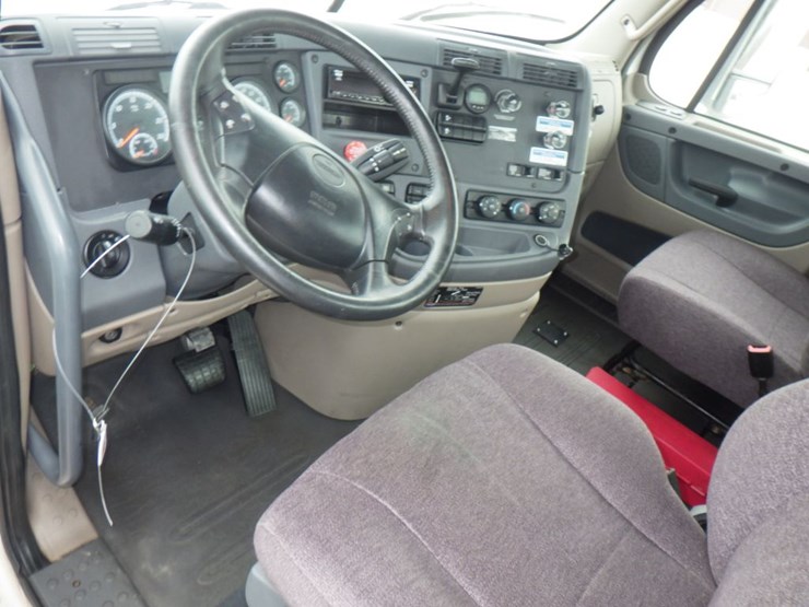 2018-freightliner-cascadia-125-image-16
