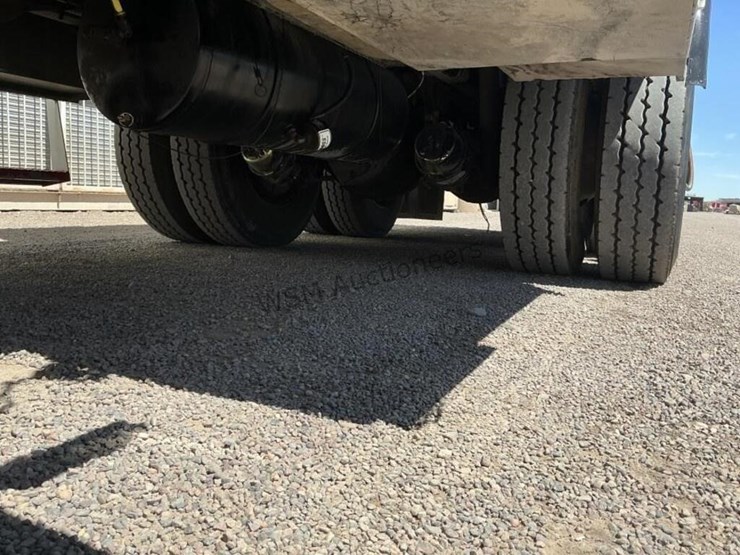 2013-freightliner-m2-106-image-38