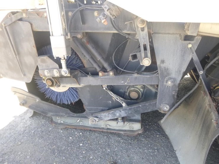 2016-freightliner-m2-106-image-29