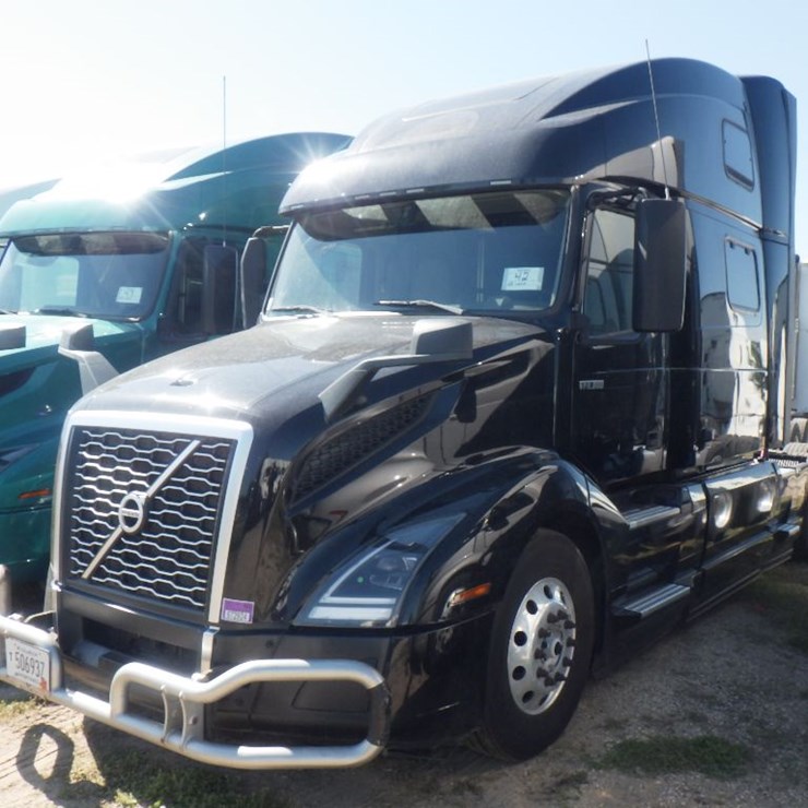 2023 VOLVO VNL860