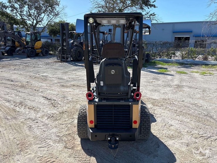 2024-case-sl12-mini-articulated-wheel-loader-image-42