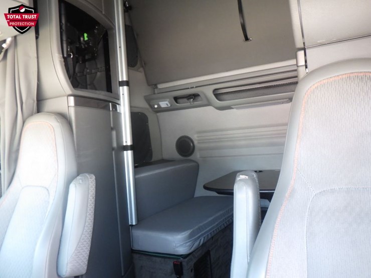 2022-volvo-vnl860-image-20