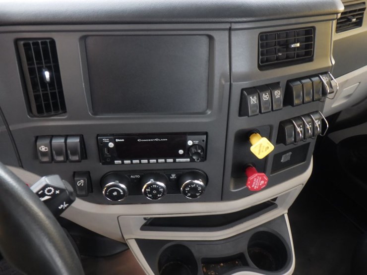 2023-peterbilt-579-image-17