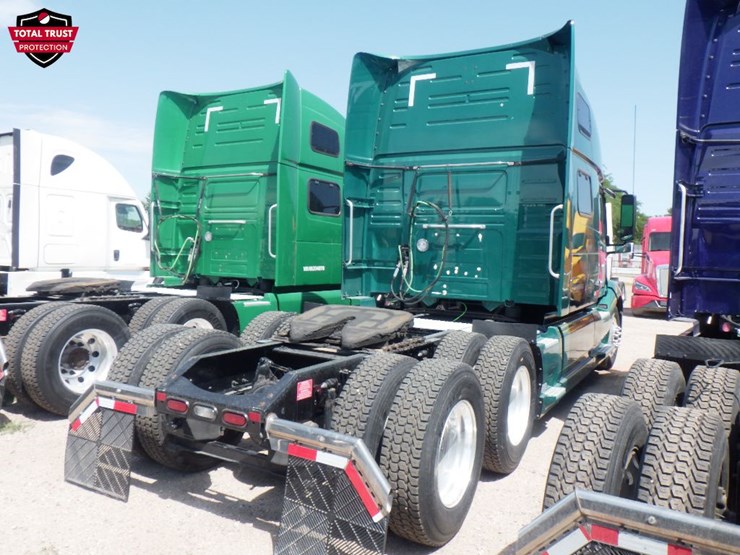 2022-volvo-vnl860-image-8