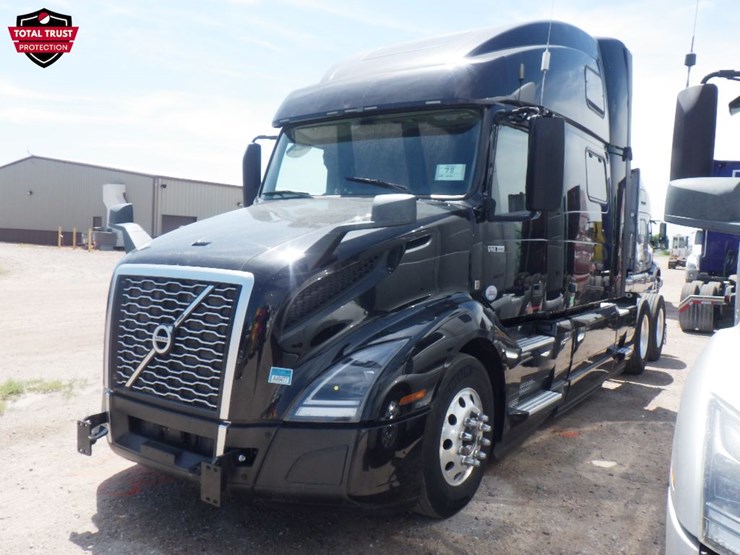 2022-volvo-vnl860-image-1