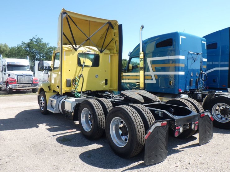 2022-peterbilt-579-image-11