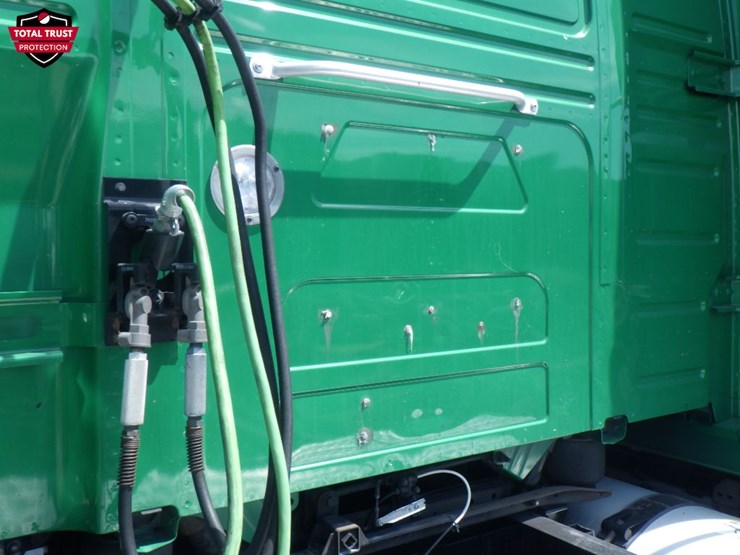 2022-volvo-vnl860-image-16