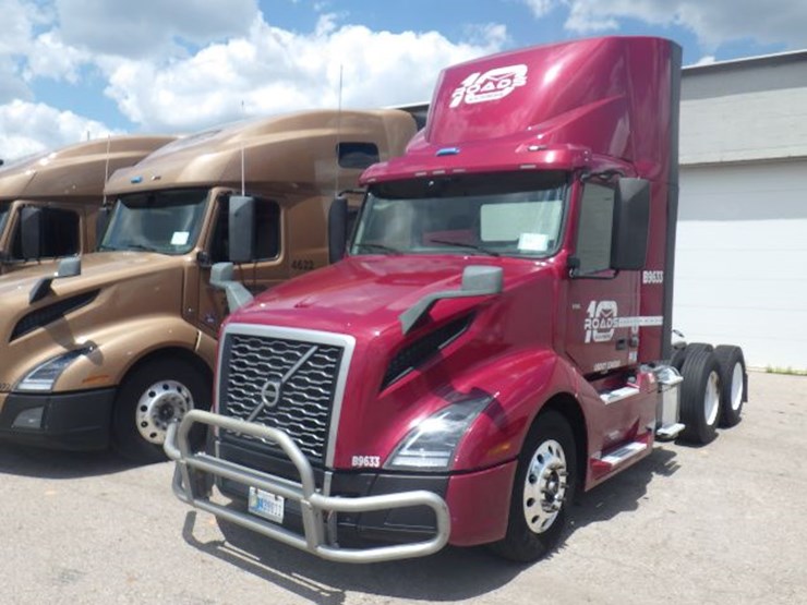 2021-volvo-vnl300-image-1