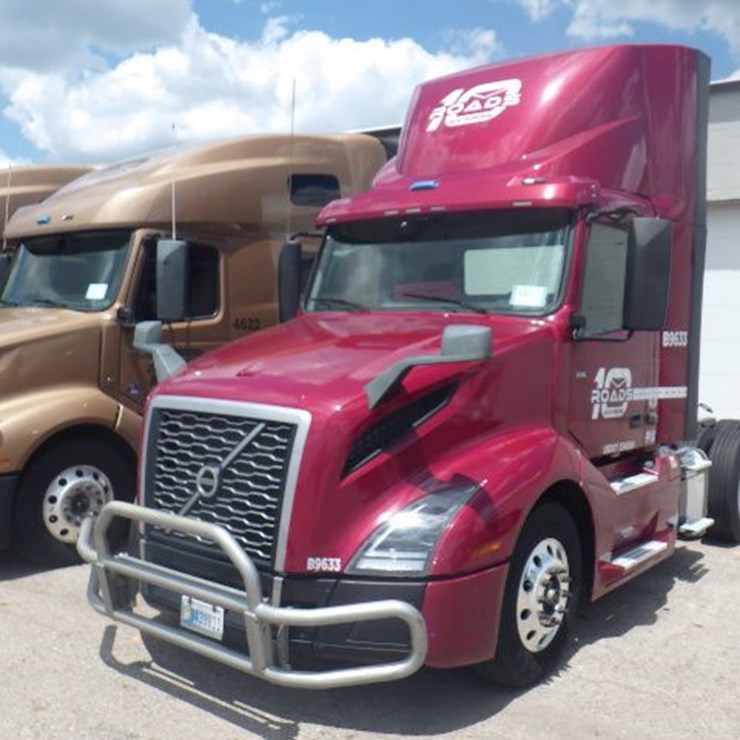 2021 VOLVO VNL300