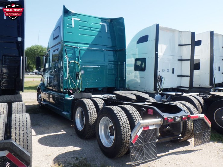 2023-volvo-vnl860-image-12