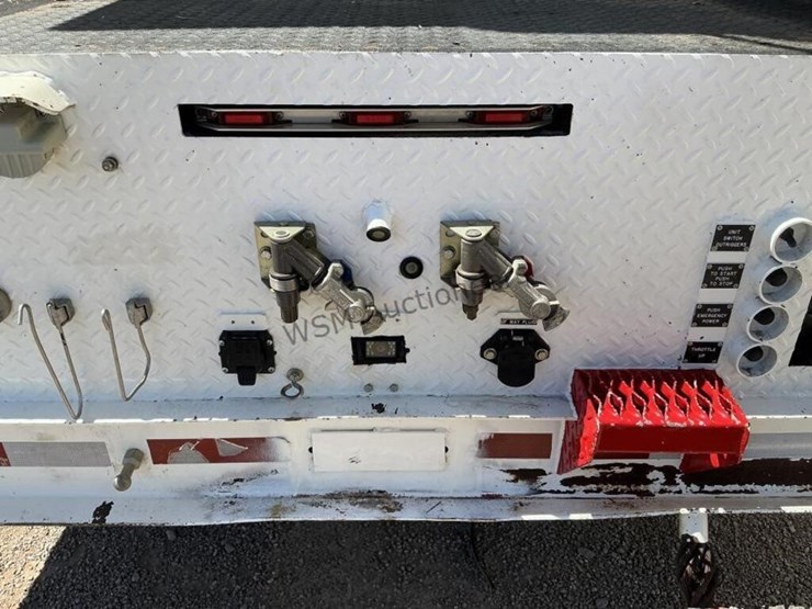 2013-freightliner-m2-106-image-12