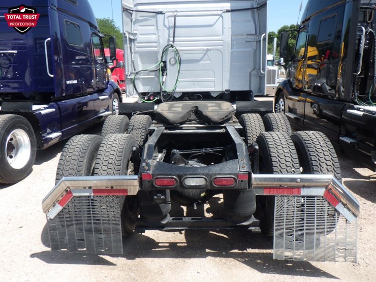 2022-volvo-vnl860-image-9