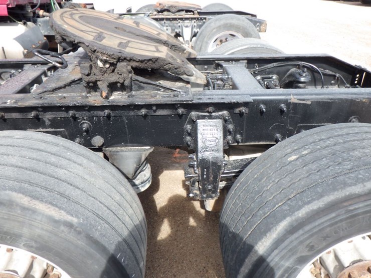 2016-peterbilt-567-image-12