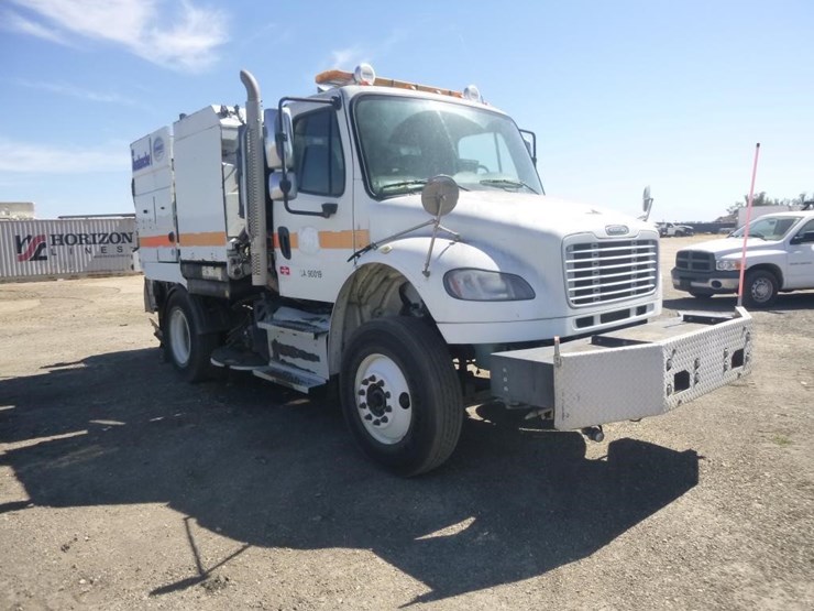 2016-freightliner-m2-106-image-3