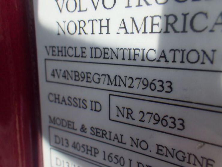 2021-volvo-vnl300-image-18