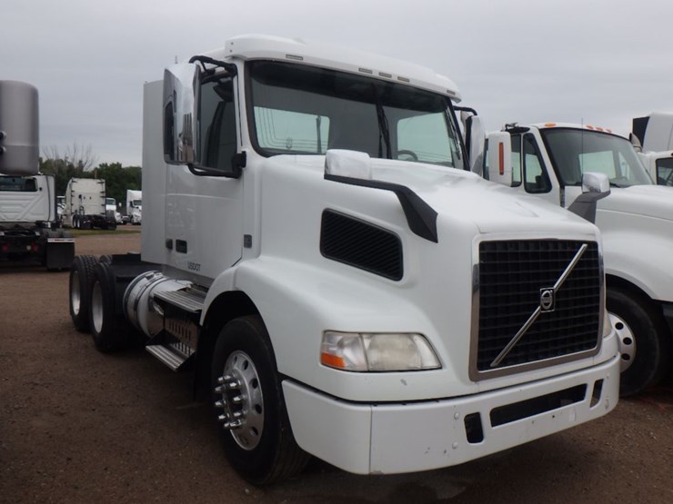 2016-volvo-vnl300-image-3