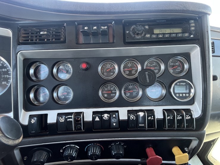 2012-kenworth-t800-image-17