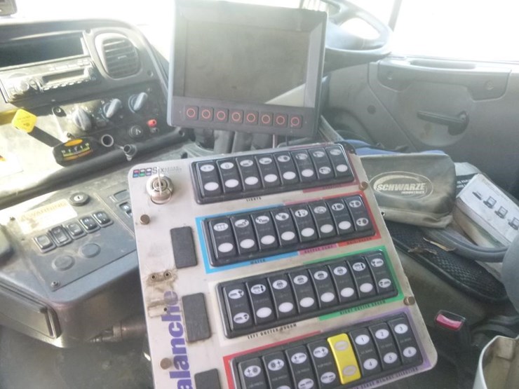 2016-freightliner-m2-106-image-14