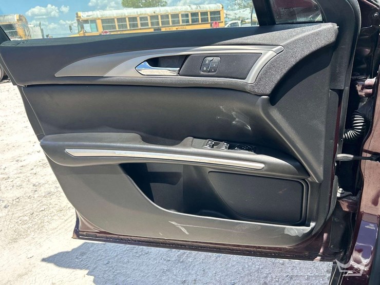 2013-lincoln-mkz-sedan-image-11