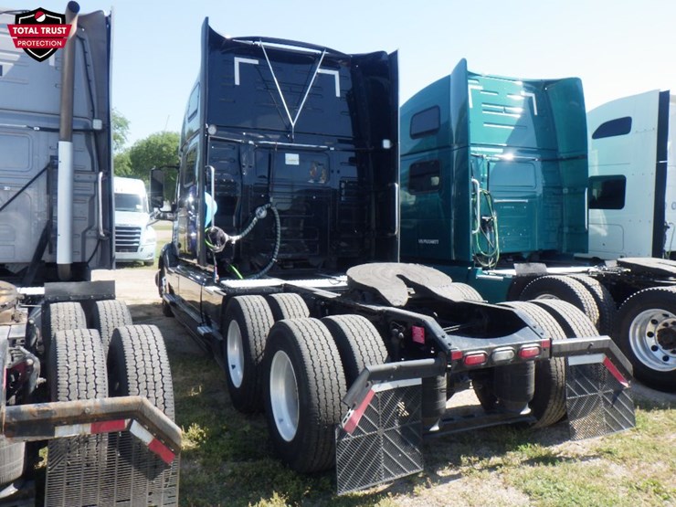 2023-volvo-vnl860-image-11