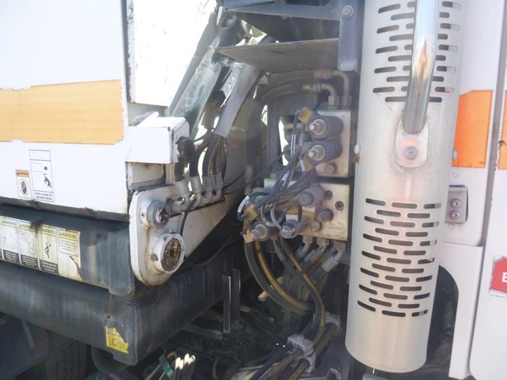 2016-freightliner-m2-106-image-26