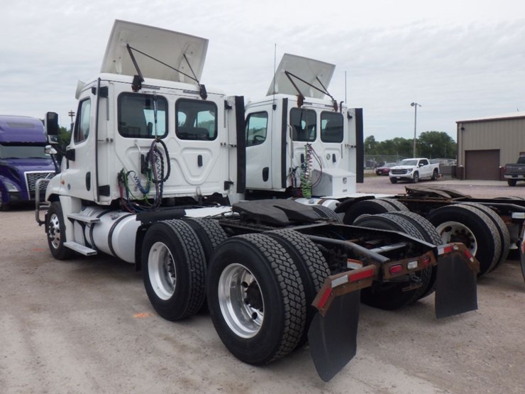 2018-freightliner-cascadia-125-image-11
