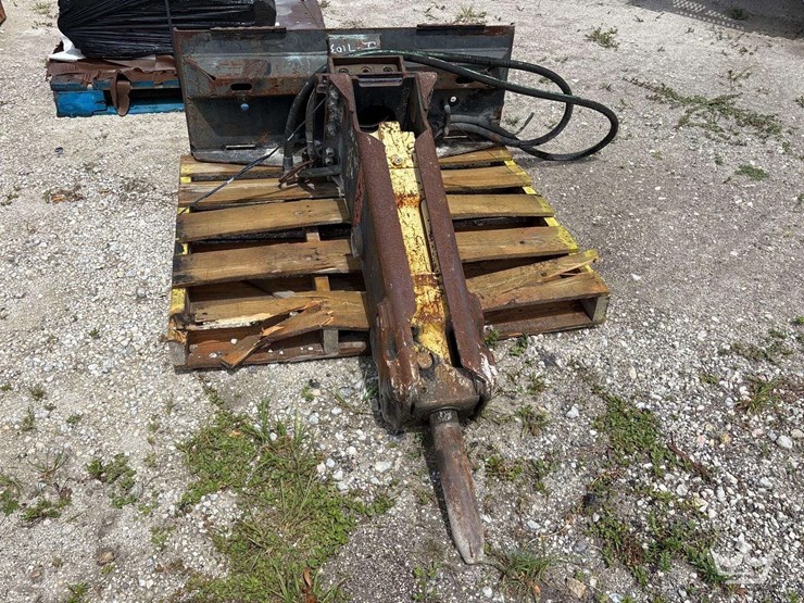 hydraulic-breaker-skid-steer-attachment-image-1