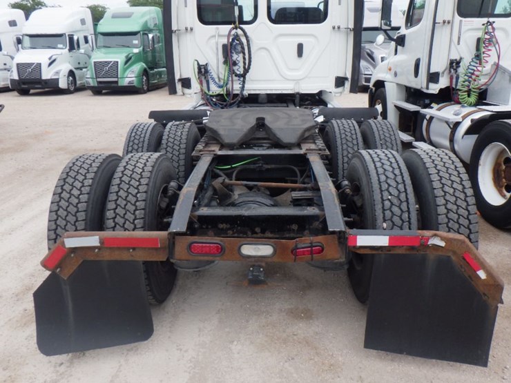 2018-freightliner-cascadia-125-image-8