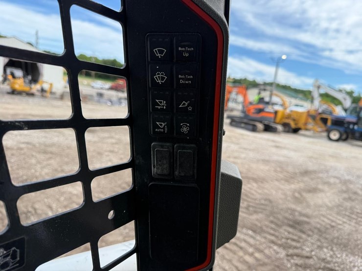 2020-bobcat-t76-image-27