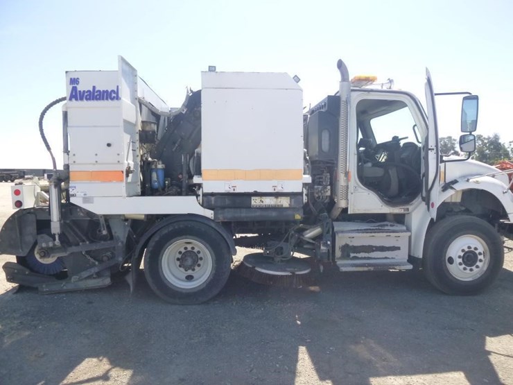 2016-freightliner-m2-106-image-23