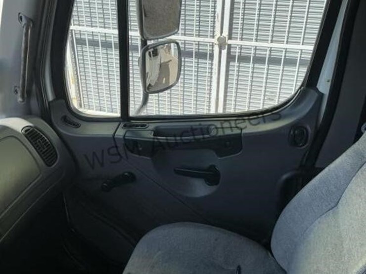 2013-freightliner-m2-106-image-35