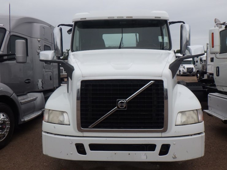 2016-volvo-vnl300-image-2
