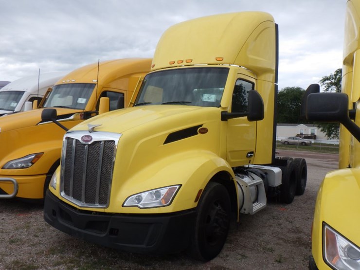 2023-peterbilt-579-image-1