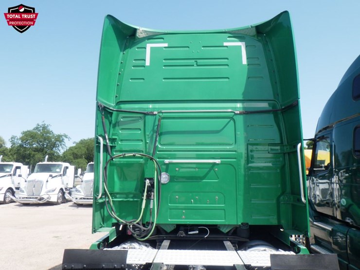 2022-volvo-vnl860-image-11